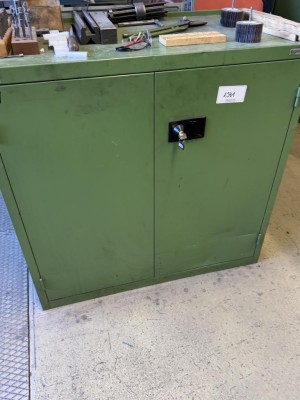 1 Metallwerkzeugschrank, niedrig